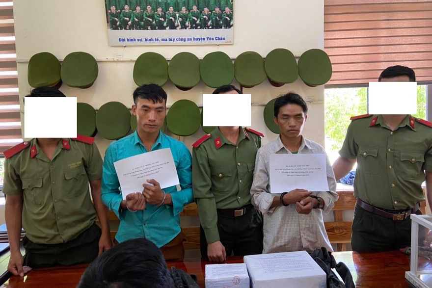 Đối tượng Cứ A Phổng (áo xanh) và Cứ A Dờ cùng tang vật