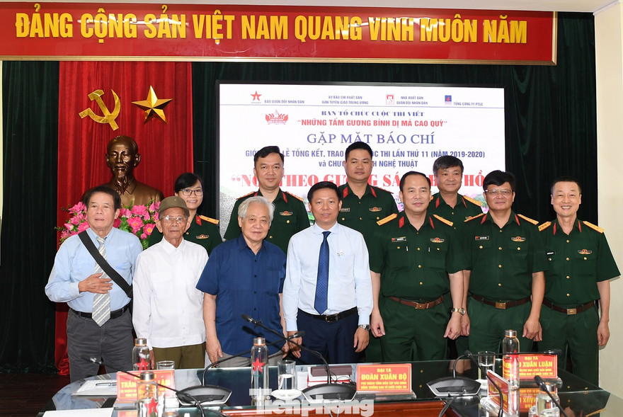 Ban tổ chức họp báo cùng các tác giả và nhân vật trong các tác phẩm đạt giải cao cuộc thi lần thứ 11