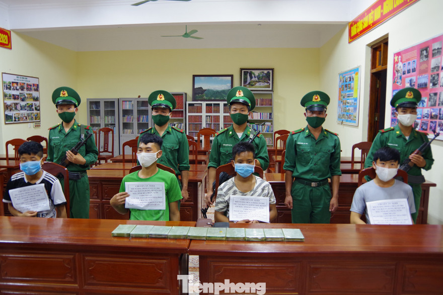 Cả s4 đối tượng đều trú tại huyện Sốp Bâu, tỉnh Hủa Phăn, Lào. Tang vật thu giữ gồm 10 bánh heroin, 2 xe máy, 3 điện thoại di động và 3,7 triệu đồng.