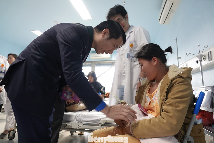 Bí thư T.Ư Đoàn Nguyễn Ngọc Lương thăm hỏi, lì xì cho bệnh nhi đang điều trị tại Khoa Ngoại, Bệnh viện Nhi T.Ư, sáng 30 Tết 