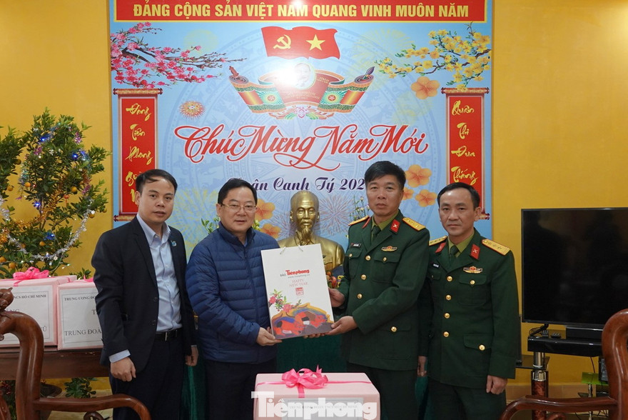 Nhà báo Lê Xuân Sơn trao tặng ấn phẩm Tiền Phong Xuân Canh Tý 2020 cho cán bộ, chiến sĩ Trung đoàn 88, sáng 22/1