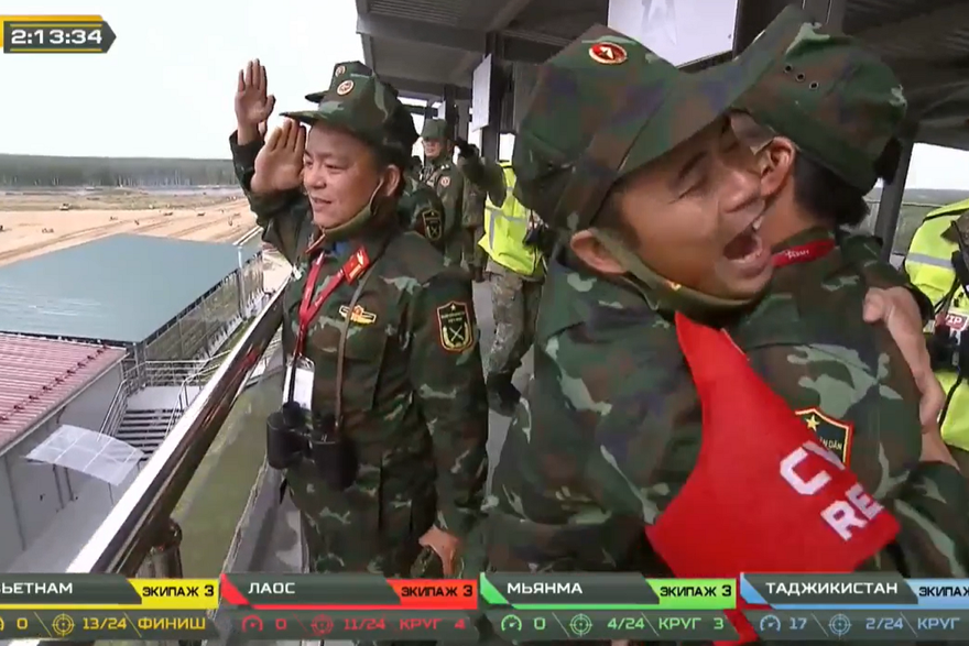 Đội trưởng đội tuyển Xe tăng Việt Nam Nguyễn Ngọc Thăng vui sướng ôm chầm lấy đồng đội khi kíp xe tăng số 3 về đích sớm nhất, kết thúc trận chung kết hoàn hảo