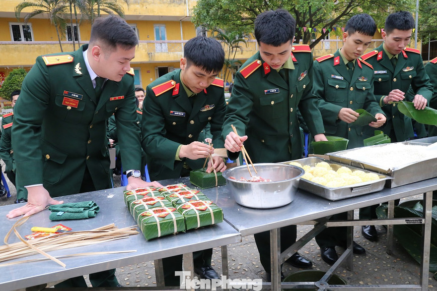 Các đội thi thực hành gói bánh chưng, sáng mùng 3 Tết