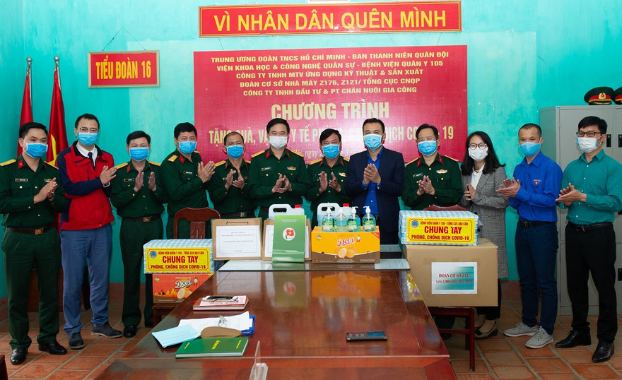 Đại diện lãnh đạo T.Ư Đoàn, Ban Thanh niên Quân đội và các đơn vị trao quà tiếp sức chống dịch Covid-19 cho Tiểu đoàn 16, Trường Sĩ quan Lục quân 1