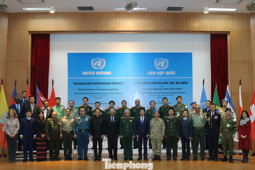 Các đại biểu tại lễ khai mạc khoá huấn luyện, sáng 10/2