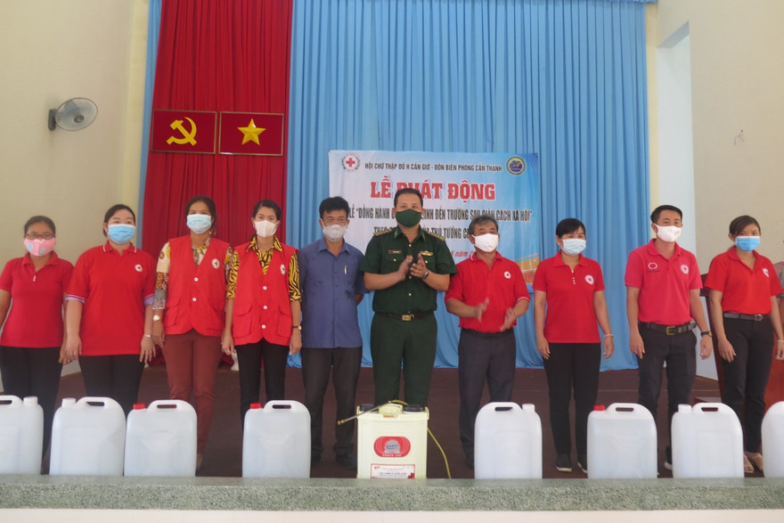 Đồn Biên phòng Cần Thạnh và Hội chữ thập đỏ huyện Cần Giờ trao tặng dung dịch diệt khuẩn cho trường Tiểu học Cần Thạnh 2 