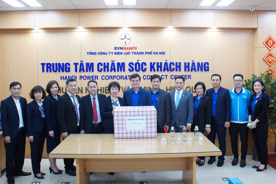 Bí thư T.Ư Đoàn Bùi Quang Huy và đoàn công tác T.Ư Đoàn chúc Tết cán bộ, công nhân viên Điện lực Hà Nội, tối 30 Tết