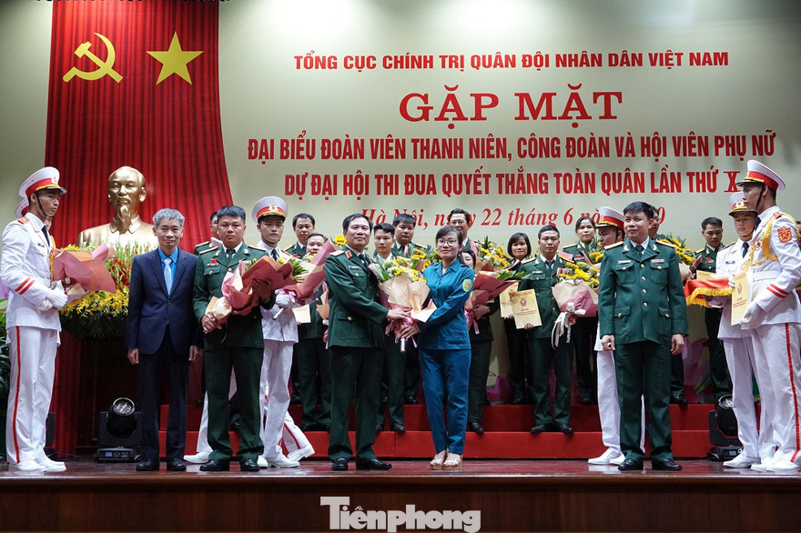 Lãnh đạo Bộ Quốc phòng, Tổng Liên đoàn Lao động, Ban Thanh niên Quân đội trao thưởng cho các điển hình tiêu biểu, sáng 22/6