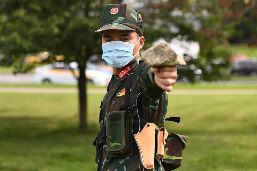 Đại úy Nguyễn Đình Hòa - vận động viên đội tuyển Bắn tỉa Quân đội nhân dân Việt Nam tập ngắm bắn với hòn đá trên tay để lấy cảm giác trọng lực tốt nhất. Ảnh: Trọng Hải