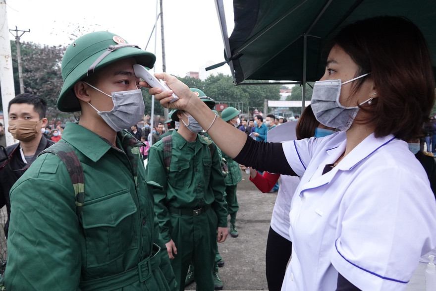 Kiểm tra thân nhiệt tân binh nhập ngũ năm 2020 tại Nghệ An