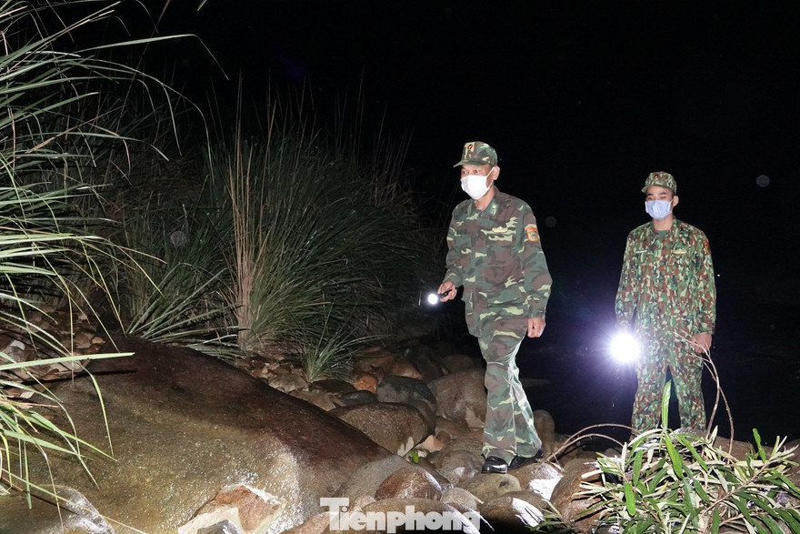 BĐBP tuần tra đêm ngăn chặn người nhập cảnh trái phép trên tuyến biên giới Quảng Ninh. Ảnh: Nguyễn Minh
