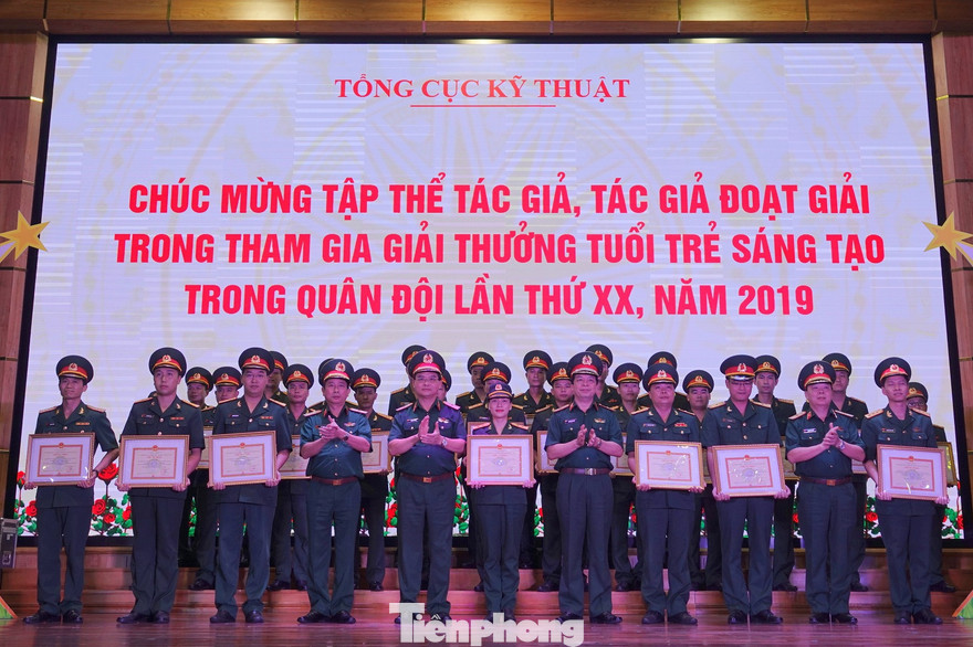 Lãnh đạo Tổng cục Kỹ thuật chúc mừng các tác giả, nhóm tác giả đạt Giải thưởng Tuổi trẻ sáng tạo trong Quân đội lần thứ XX