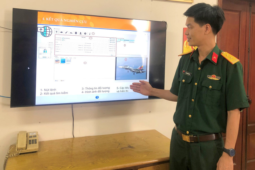 Trung tá Phạm Xuân Hoàn giới thiệu module quản lý khoá giải đoán trong phần mềm xử lý thông tin ảnh viễn thám hỗ trợ giải đoán mục tiêu