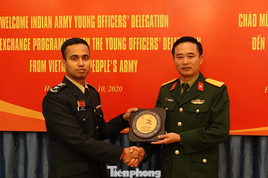 Trưởng đoàn sĩ quan trẻ Ấn Độ trao tặng quà lưu niệm cho Trưởng đoàn sĩ quan trẻ Việt Nam 