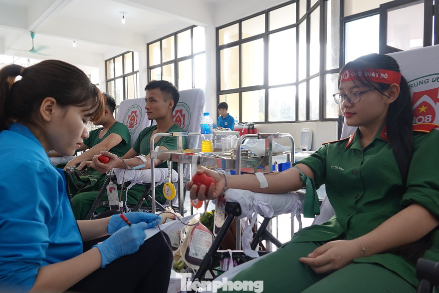Tuổi trẻ Quân đội tham gia hiến máu cứu người