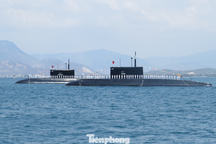 Tàu ngầm 182 - Hà Nội và Tàu ngầm 183 - TPHCM tại quân cảng Cam Ranh
