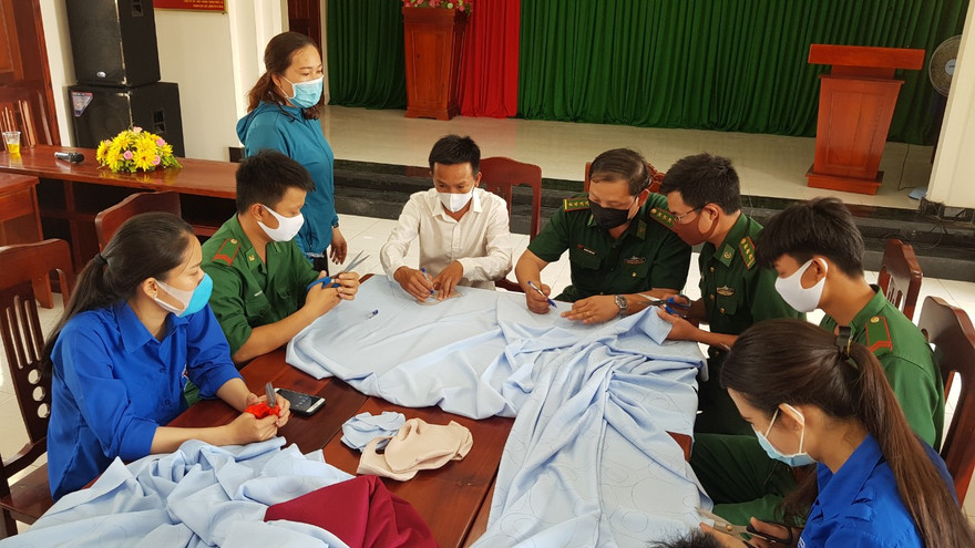 Cán bộ, chiến sĩ Đồn Biên phòng Cần Thạnh và ĐVTN địa phương tự cắt may khẩu trang tặng người nghèo
