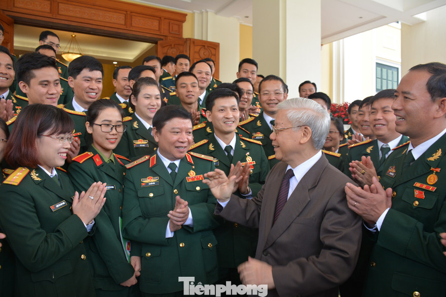 Tổng Bí thư, Chủ tịch nước Nguyễn Phú Trọng trò chuyện với cán bộ, ĐVTN trong Quân đội. Ảnh: Nguyễn Minh