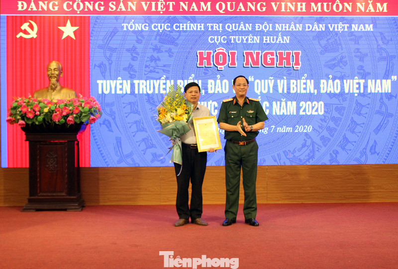 Thượng tướng Trần Quang Phương trao thưởng cho tác giả đạt giải Nhất Cuộc thi sáng tạo logo “Quỹ vì biển, đảo Việt Nam”.