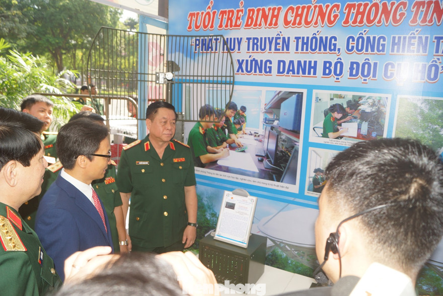 Phó Thủ tướng Vũ Đức Đam cùng lãnh đạo Bộ Quốc phòng tham quan các công trình tham dự Giải thưởng Tuổi trẻ sáng tạo trong Quân đội