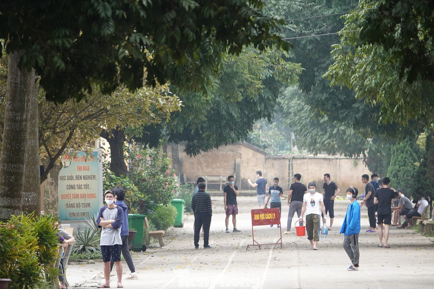 Công dân đang cách ly tập trung tại Tiểu đoàn 16, Trường Sĩ quan Lục quân 1. Ảnh: Nguyễn Minh