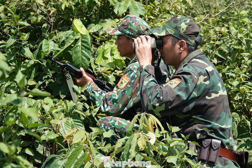 Bộ đội Biên phòng mật phục đánh bắt tội phạm. Ảnh: Nguyễn Minh