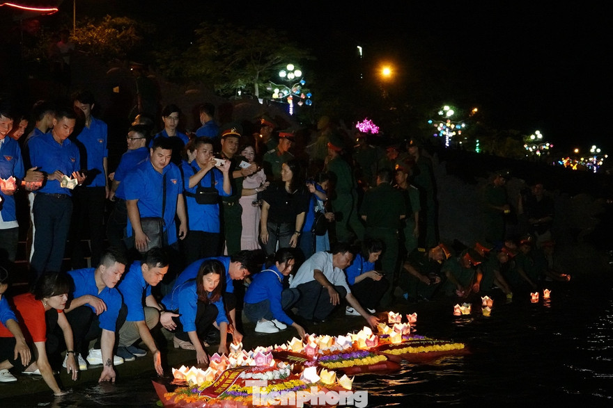 ĐVTN tỉnh Quảng Trị và Quân đội thả hoa đăng tri ân các anh hùng liệt sĩ trên sông Thạch Hãn, tối 26/7