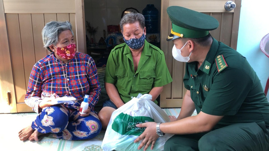 Chỉ huy Đồn Biên phòng Cần Thạnh trao quà hỗ trợ người bán vé số trên địa bàn thị trấn Cần Thạnh