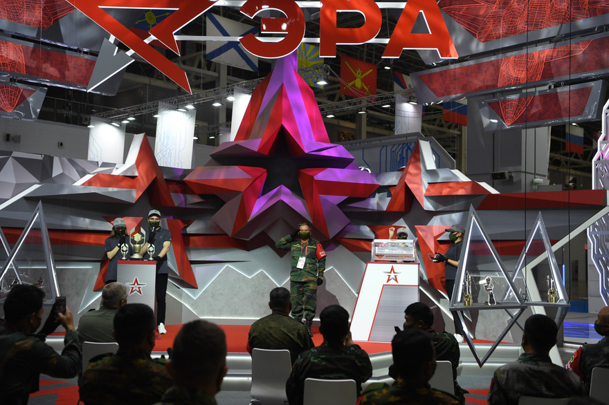 Đại diện đội tuyển Xe tăng Việt Nam lên bốc thăm màu xe thi đấu trong trận chung kết Tank biathlon ở bảng 2. Ảnh: QĐND