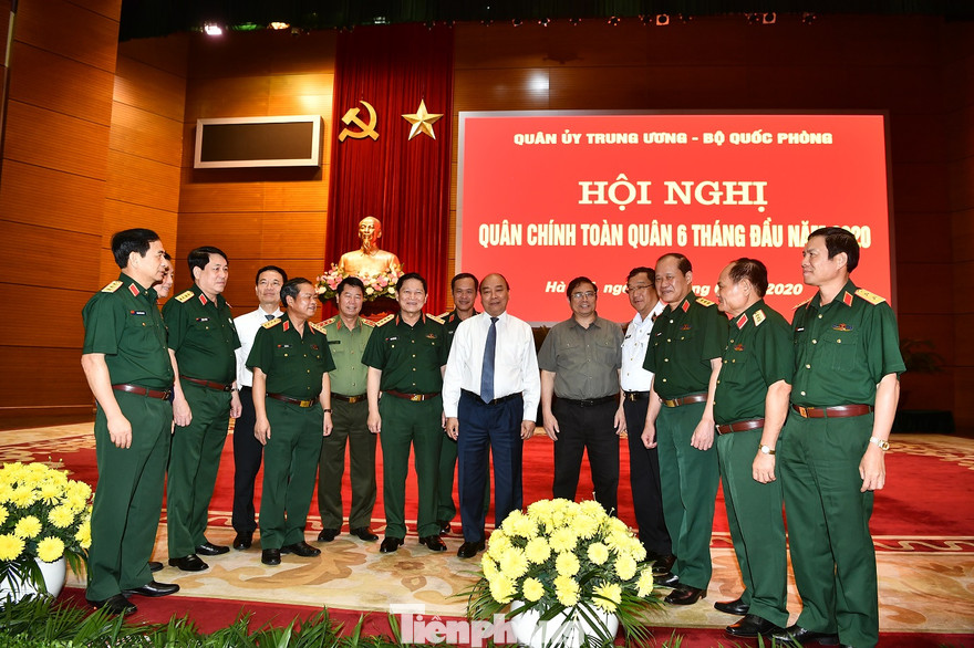 Thủ tướng Nguyễn Xuân Phúc và các đại biểu dự Hội nghị Quân chính toàn quân, sáng 24/6 