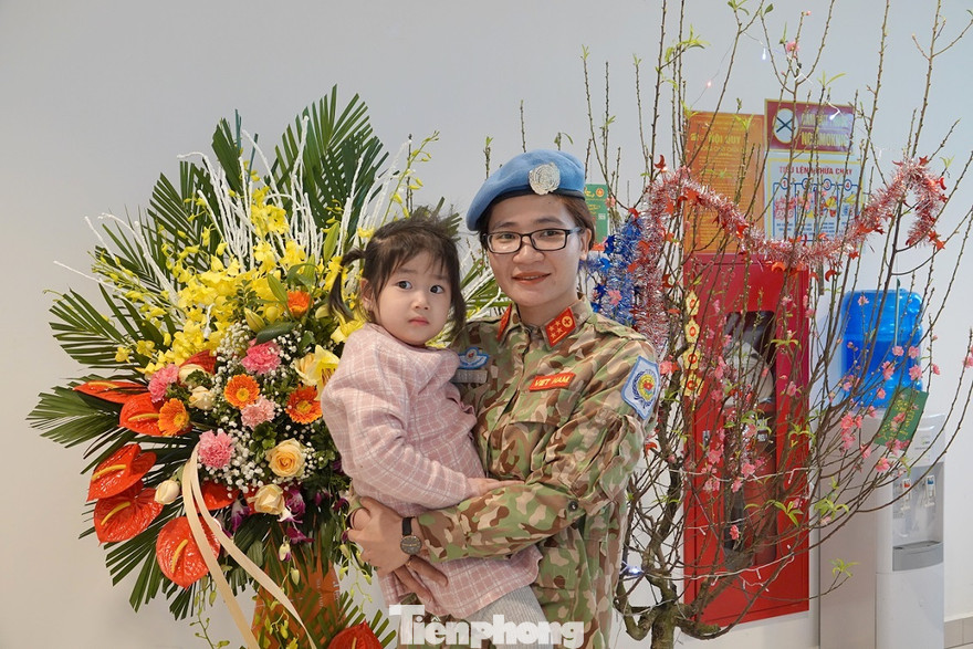 Đại úy Nguyễn Thị Thu Ngân bế bé Bún - con gái đầu lòng của vợ chồng trung úy Lê Hồng Thanh và đại úy Lê Thị Hồng Vân đang làm nhiệm vụ tại Nam Sudan