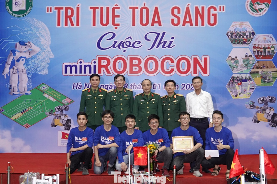 Lãnh đạo Học viện KTQS, Ban Thanh niên Quân đội cùng các nhà vô địch Mini Robocon 2019