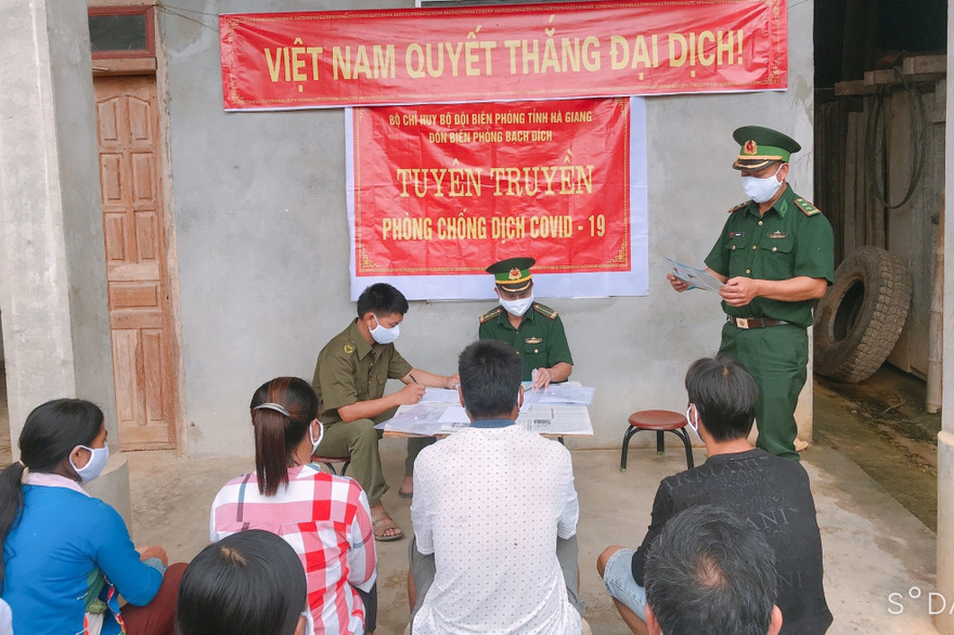 Cán bộ Đồn Biên phòng Bạch Đích (Hà Giang) vận động nhân dân ký cam kết phòng chống dịch và không xuất nhập cảnh trái phép