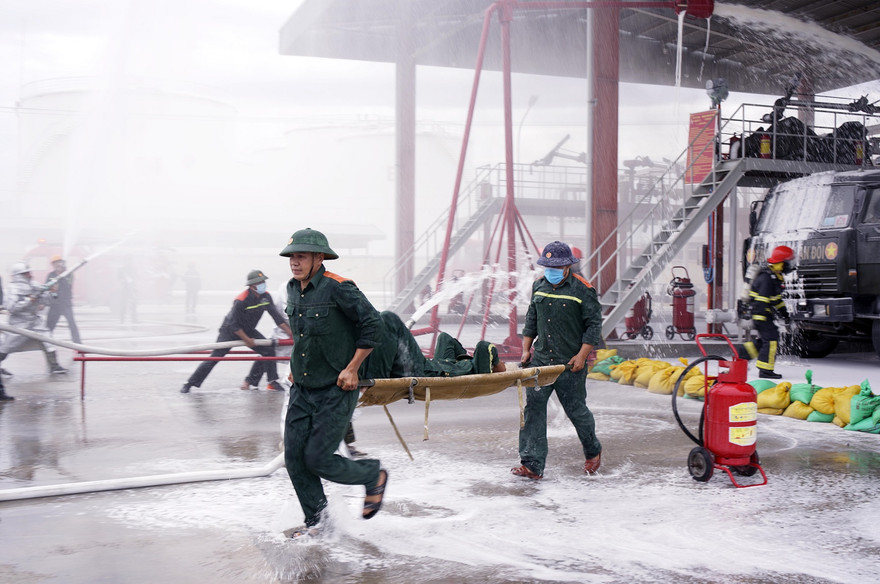 Các lực lượng tham gia diễn tập đang xử lý các tình huống giả định, chiều 18/9