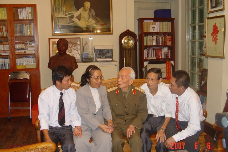 Đại tướng Võ Nguyên Giáp gặp gỡ đoàn nạn nhân chất độc da cam/dioxin Việt Nam trước khi đoàn sang Mỹ vận động ủng hộ đấu tranh đòi công lý, tháng 6/2006