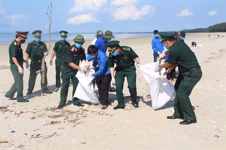 Cán bộ, ĐVTN Quân khu 3, Bộ đội Biên phòng và tỉnh Quảng Ninh chung tay làm sạch biển trong Chiến dịch Hè tình nguyện 2020
