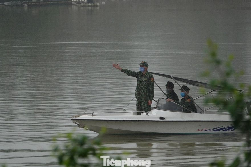 Lực lượng Biên phòng tuần tra kiểm soát và chống dịch COVID-19 trên sông biên giới Ka Long (Quảng Ninh). Ảnh: Nguyễn Minh