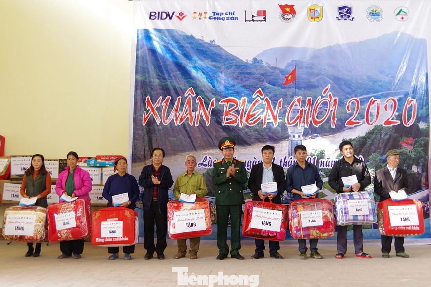 Đại diện Học viện Khoa học Quân sự và Đại học Ngoại ngữ trao tặng quà cho các gia đình ở xã Nậm Chảy