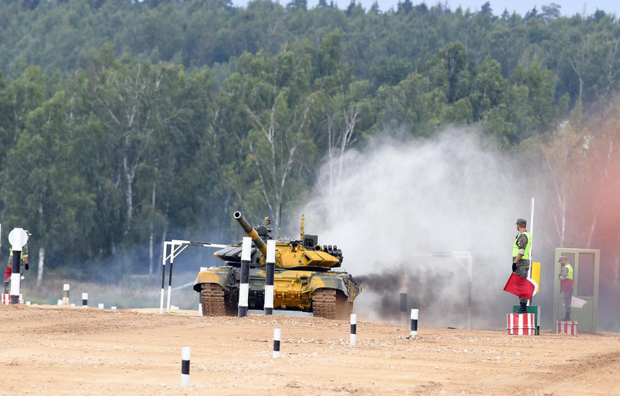 Kíp xe tăng số 1 của đội tuyển Quân đội nhân dân Việt Nam trong quá trình thi đấu lượt đầu tiên ở bảng B, chiều 24/8. Ảnh: QĐND