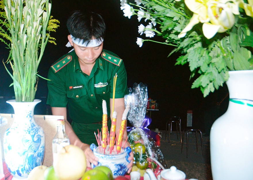 Nén nỗi đau xé lòng, trung úy Thông tưởng nhớ cha từ miền biên giới xa quê nhà. Ảnh: CTV