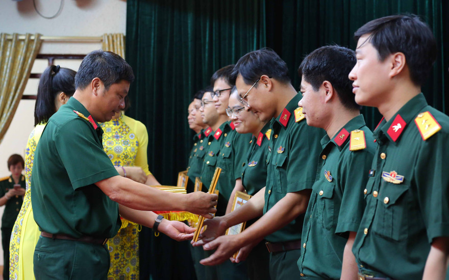 Lãnh đạo Viện KH-CN Quân sự trao giải cho các tác giả, nhóm tác giả xuất sắc, sáng 16/6