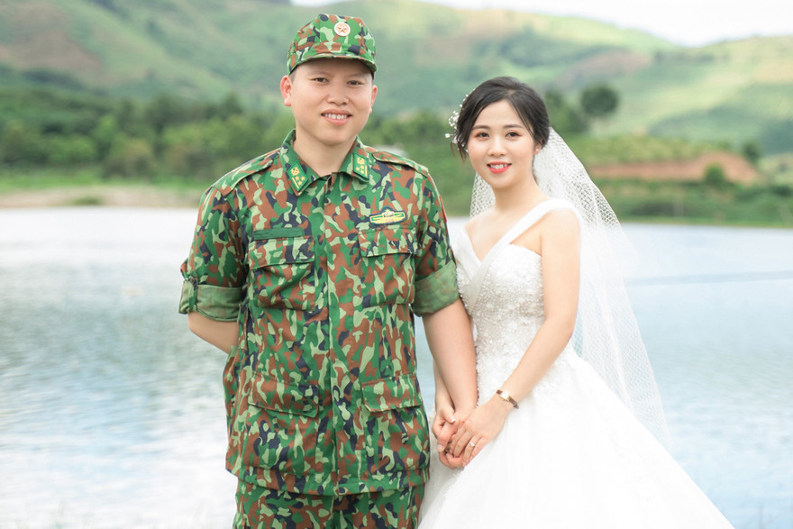 Thượng úy Lê Bá Liêm và vợ sắp cưới Nguyễn Thị Bích Ngọc. Ảnh: NVCC