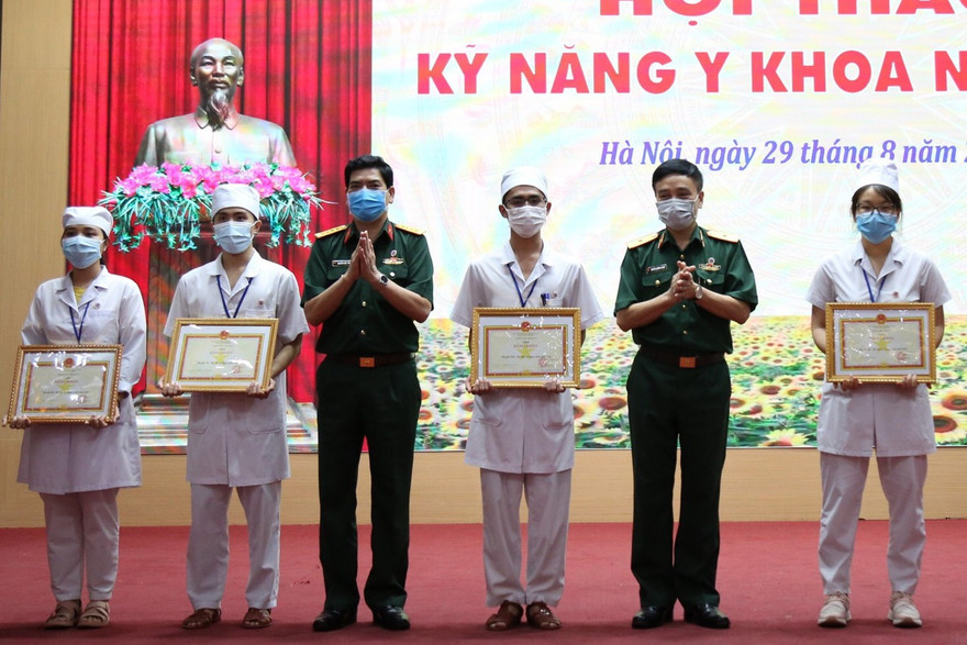 Ban tổ chức trao thưởng cho các đội đạt giải Nhất, Nhì, Ba tại hội thao