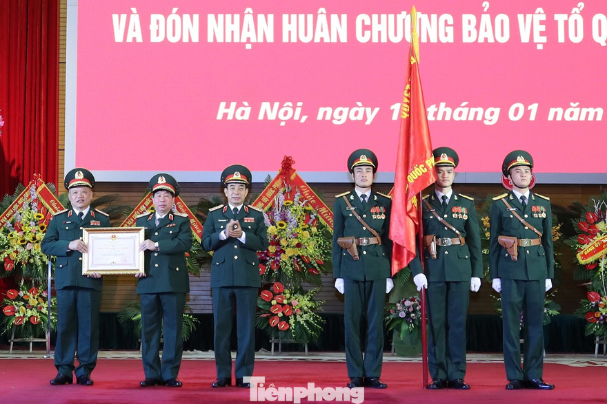 Thượng tướng Phan Văn Giang, Tổng Tham mưu trưởng QĐND Việt Nam trao Huân hương Bảo vệ Tổ quốc hạng Nhì cho Viện Chiến lược Quốc phòng, sáng 10/1