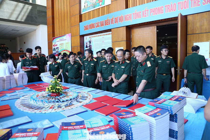 Các đại biểu tham quan các đề tài, sáng kiến trong phong trào Tuổi trẻ sáng tạo của Học viện Hậu cần, sáng 22/6