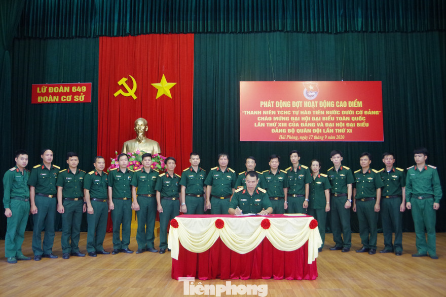 Đại diện các tổ chức Đoàn của Lữ đoàn 649 ký giao ước thi đua, chiều 17/9