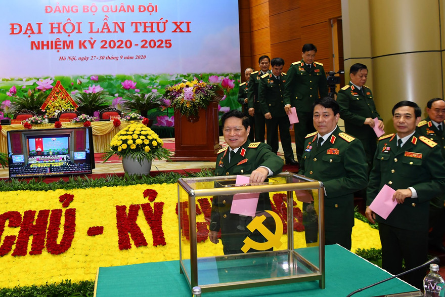 Đoàn Chủ tịch Đại hội tiến hành bỏ phiếu bầu cử Đoàn đại biểu Đảng bộ Quân đội tham dự Đại hội đại biểu toàn quốc lần thứ XIII của Đảng