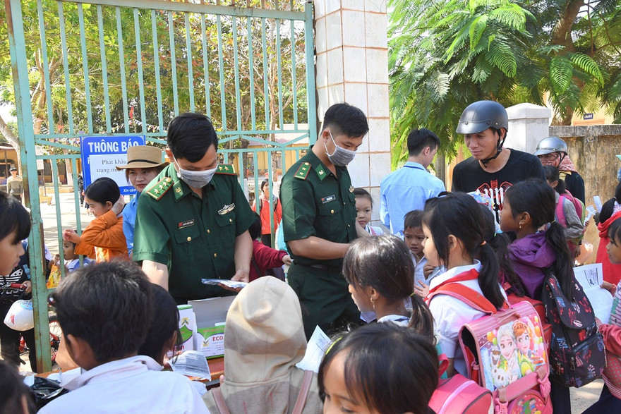 Lực lượng Biên phòng phát khẩu trang phòng dịch nCoV cho học sinh tiểu học