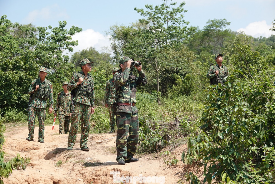 BĐBP Quảng Trị tuần tra chống xuất nhập cảnh trái phép để ngăn dịch COVID-19. Ảnh: Nguyễn Minh