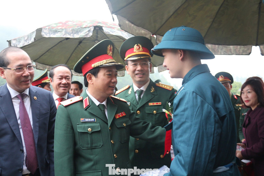 Thiếu tướng Trịnh Văn Quyết, Chính ủy Quân khu 2; Đại tá Đinh Quốc Hùng, Chính ủy Bộ CHQS tỉnh Phú Thọ động viên thanh niên lên đường nhập ngũ năm 2020